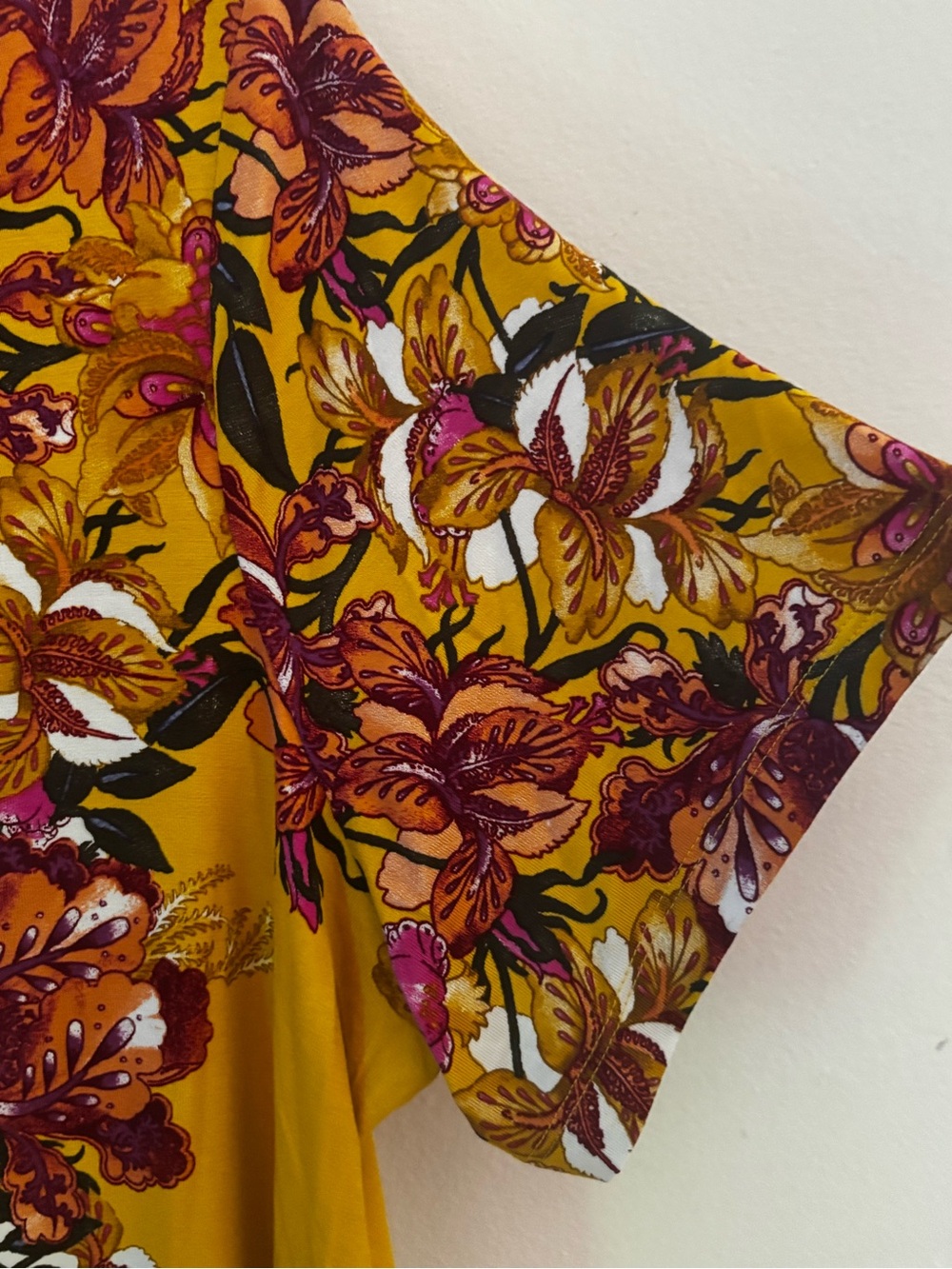 OX NWT - JM Collection Mustard Floral Scoop Neck Short Sleeve Top - Picture 4 of 4